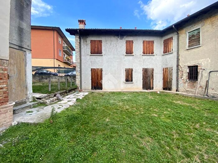Casa con 10 locali in vendita in Via Martiri della Libertà, Corte Franca