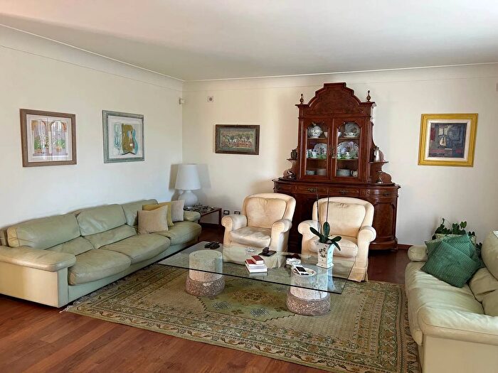 Casa con 11 locali in vendita in Siena