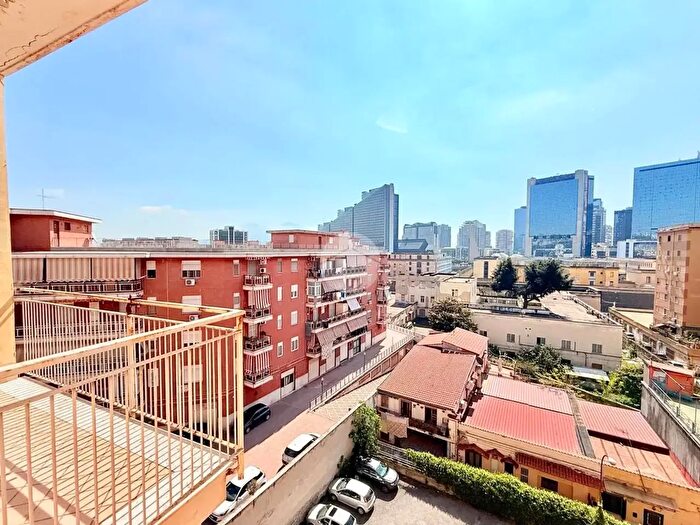 Appartamento con 5 locali in vendita in Via Aquileia, Napoli