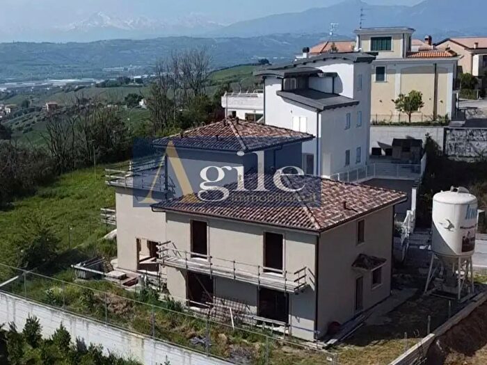 Casa con 15 locali in vendita in Via Poggio Belvedere, Monteprandone