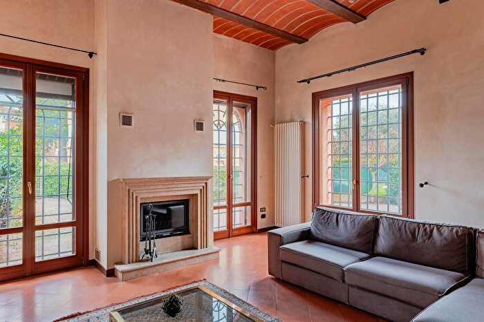 Casa con 19 locali in vendita in Suzzara