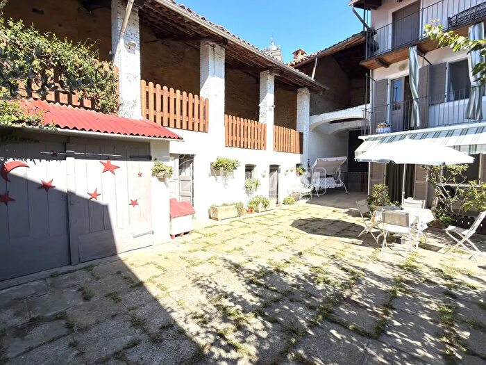 Casa con 6 locali in vendita in Vicolo Alfonso Lamarmora, Strambino