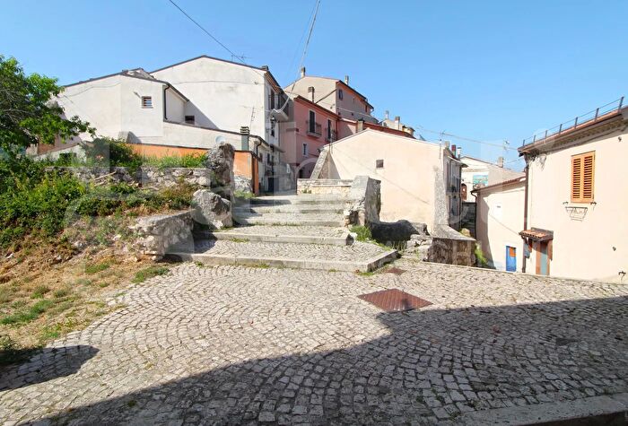 Appartamento quadrilocale in vendita in Via Colle Rione a, Scontrone