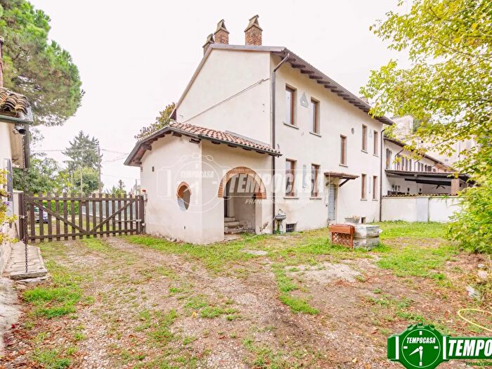Casa con 5 locali in vendita in Piazza Weil Weiss Bombardone, Zinasco