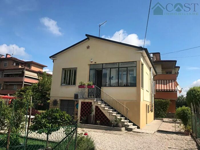 Casa quadrilocale in vendita in Via Prospero Alpino, Vicenza