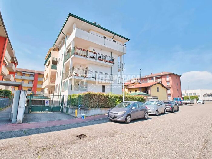 Appartamento trilocale in vendita in Trecate