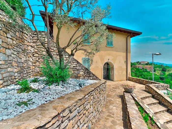 Casa con 9 locali in vendita in Via Belvedere, Montevecchia