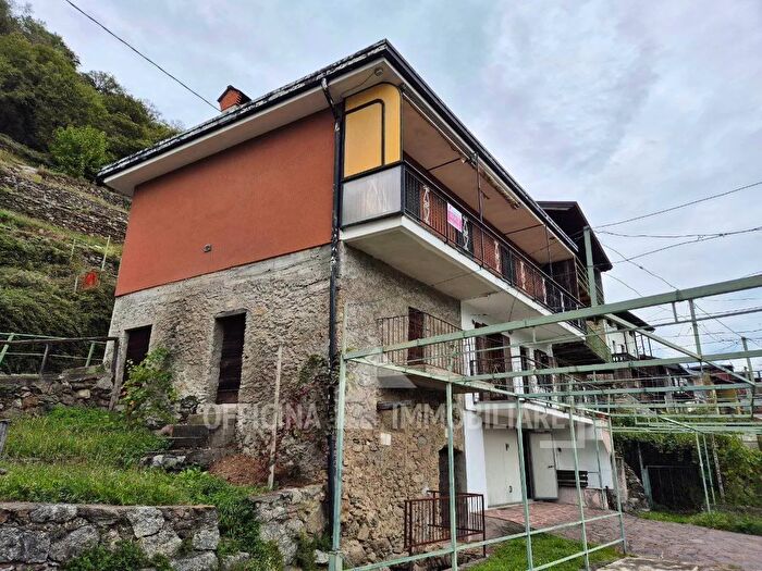Casa con 6 locali in vendita in Civo