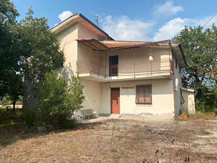 Casa con 6 locali in vendita in Roccabascerana