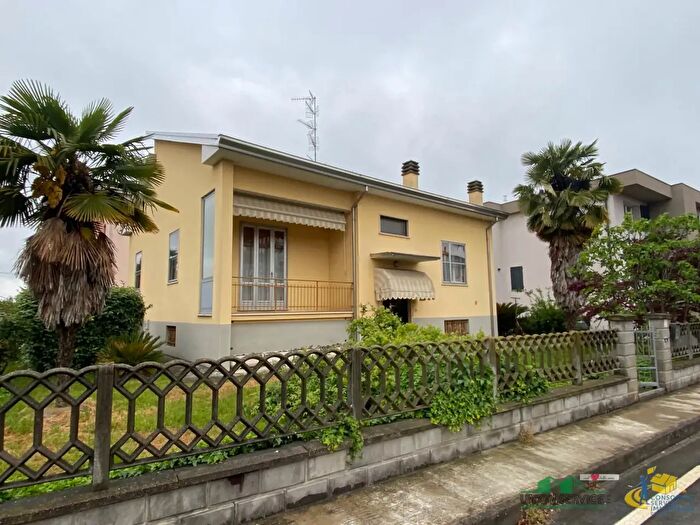 Casa con 11 locali in vendita in Via Piave, Noceto