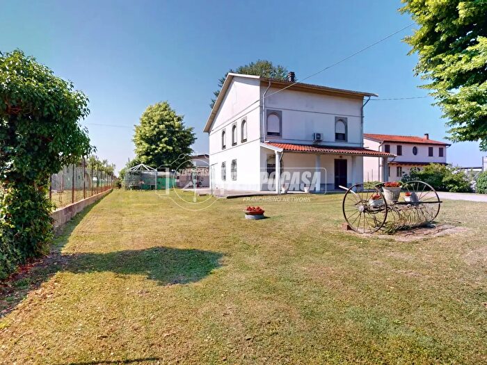 Casa con 8 locali in vendita in San Possidonio