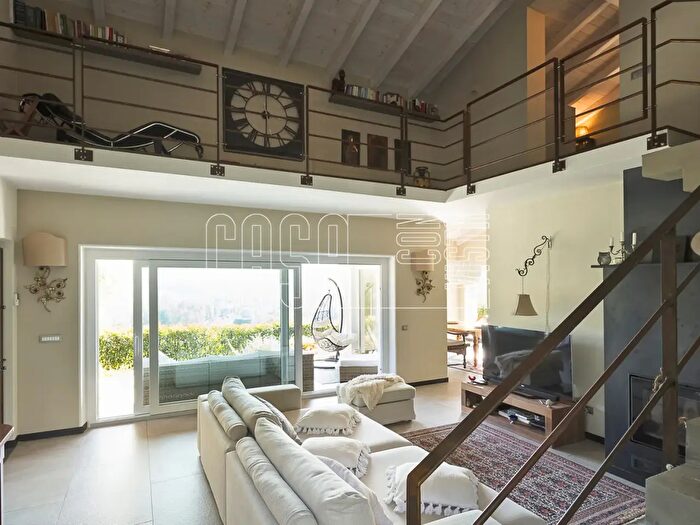 Casa con 7 locali in vendita in Via San Martina, Beverino