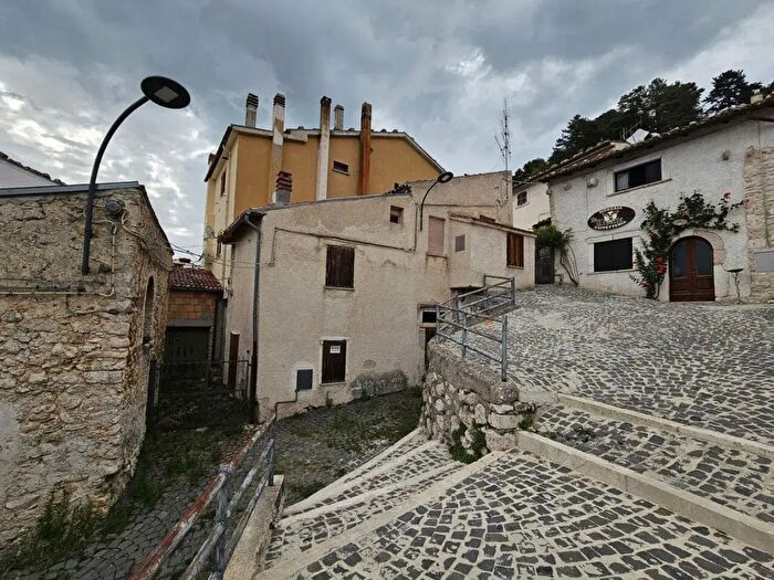 Casa trilocale in vendita in Via Sant'Angelo Snc, Castel Del Monte