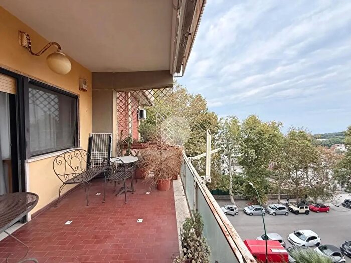 Appartamento con 6 locali in vendita in Via Giovanni Pascoli, Napoli