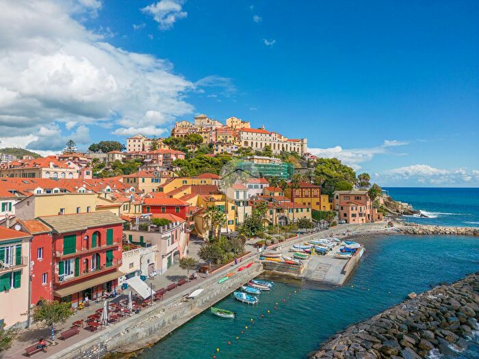 Appartamento trilocale in vendita in Via Cascione, Imperia