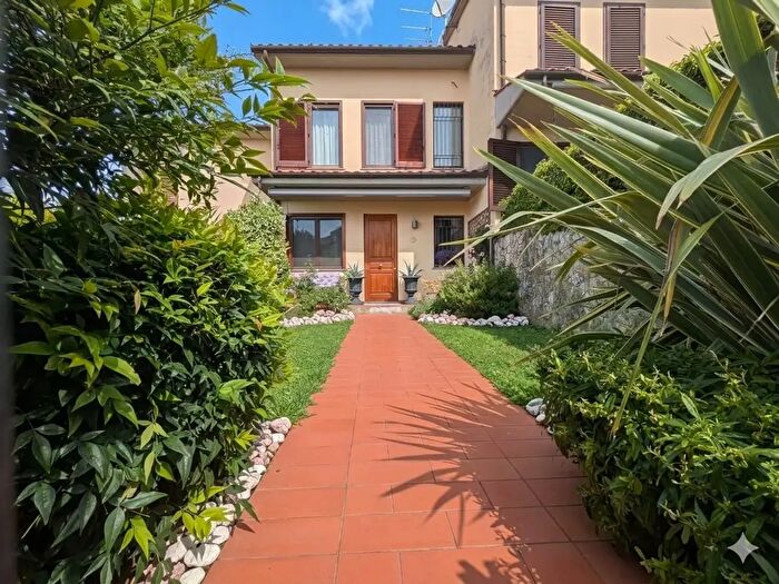 Casa con 6 locali in vendita in Via della Pieve, Pistoia