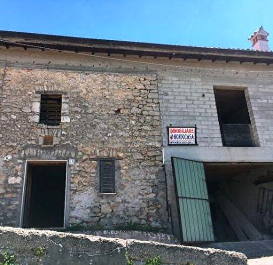 Casa in vendita in Pereto