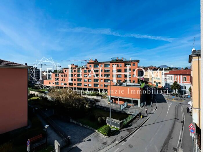 Appartamento con 5 locali in vendita in Via Alberico da Rosciate, Bergamo