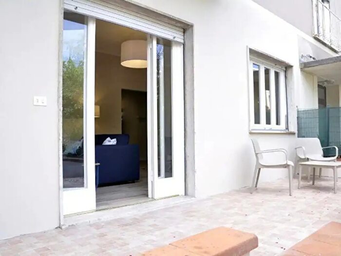 Appartamento con 6 locali in affitto in Camaiore