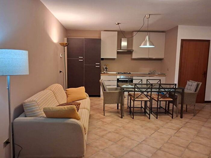 Appartamento trilocale in affitto in Piazza Garibaldi, Colico Piano, Colico