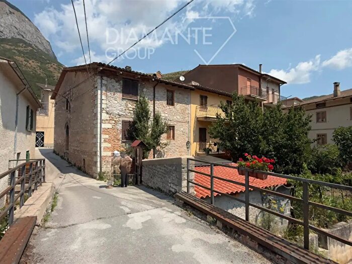 Casa quadrilocale in vendita in Scheggia E Pascelupo
