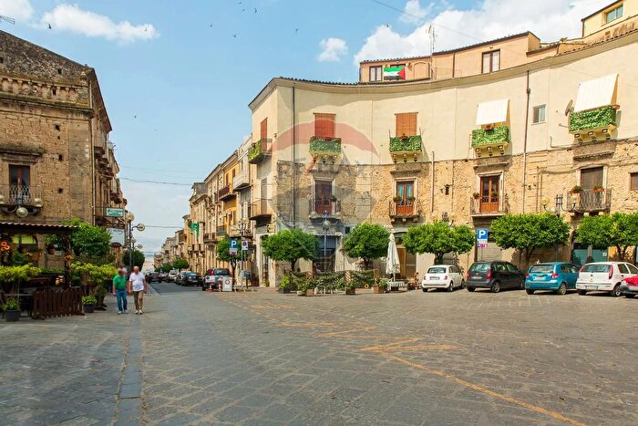 Casa con 8 locali in vendita in Corso Umberto, Leonforte