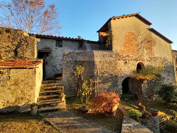 Casa con 10 locali in vendita in Via delle Sezioni, Massarosa