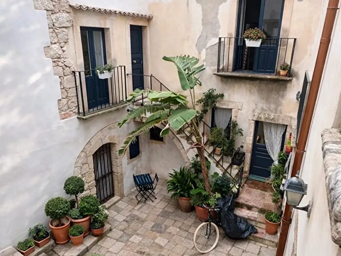 Appartamento con 5 locali in affitto in Via Nizza, Siracusa