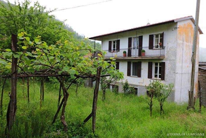 Casa con 8 locali in vendita in Località Guinadi, Pontremoli