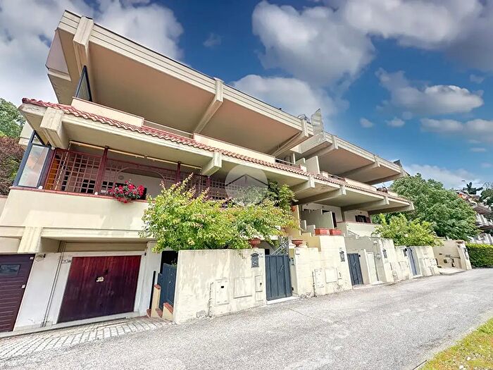 Appartamento con 5 locali in vendita in Via G Mancini Sbraccia, Teramo