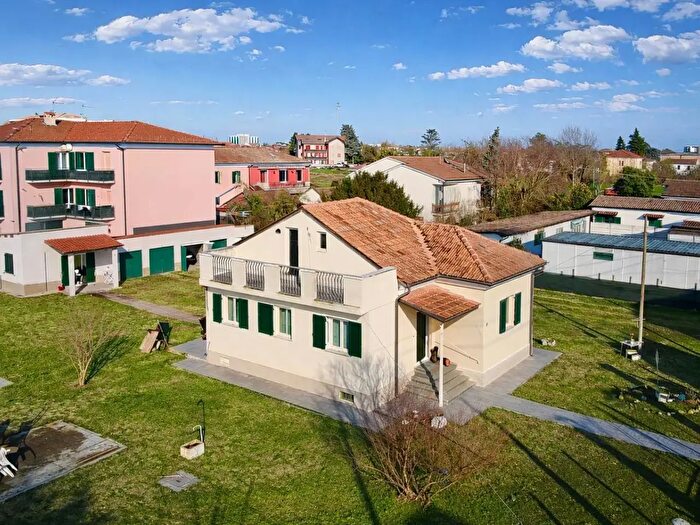 Casa quadrilocale in vendita in Via Quartieruzzi, Alessandria