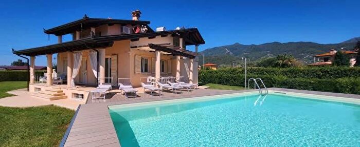 Casa con 6 locali in vendita in Seravezza