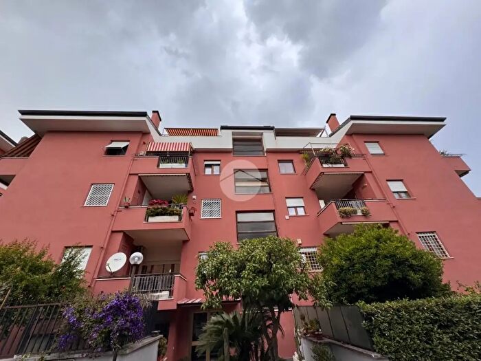 Appartamento trilocale in vendita in Via Michelangelo Peroglio, Roma