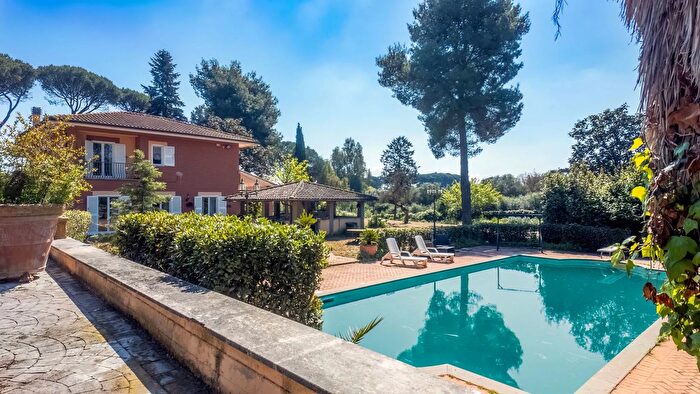 Casa con 10 locali in vendita in Via dellAra delle Rose, Roma