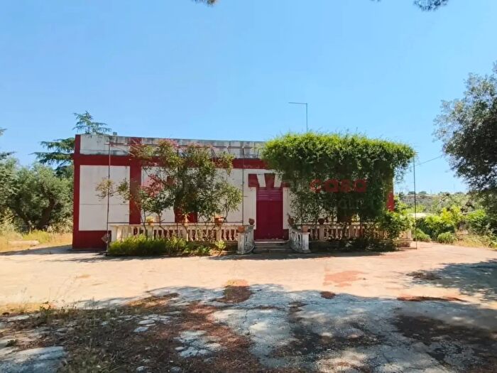 Casa con 12 locali in vendita in Viale della Costituzione, Grottaglie