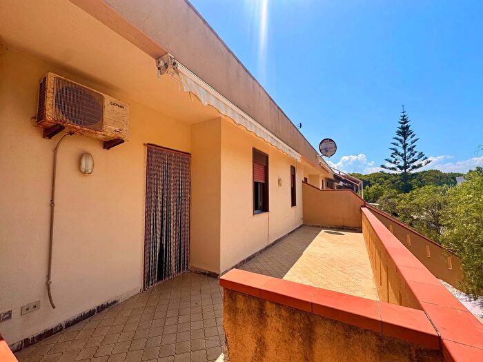 Appartamento trilocale in vendita in Campofelice Di Roccella