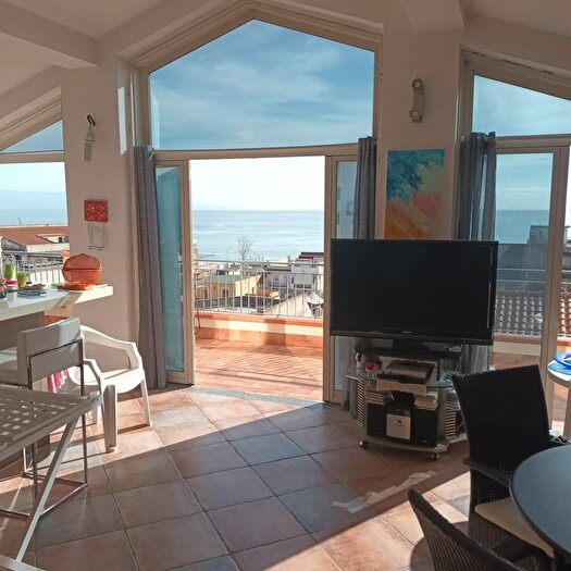 Appartamento con 7 locali in vendita in Via Regina Margherita, Santa Teresa Di Riva