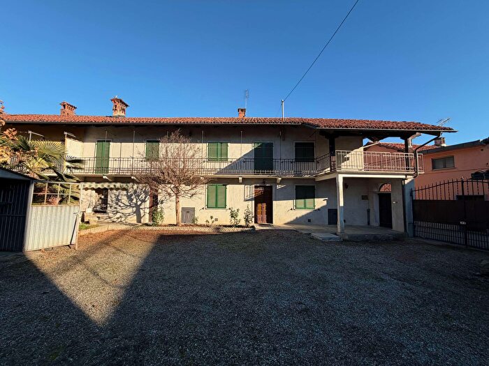 Casa con 7 locali in vendita in Buriasco