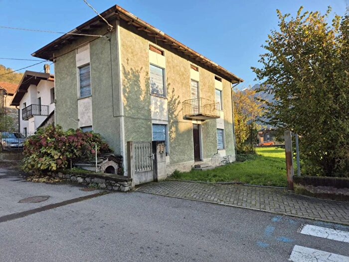 Casa quadrilocale in vendita in Via Careciasca Dubino, Dubino