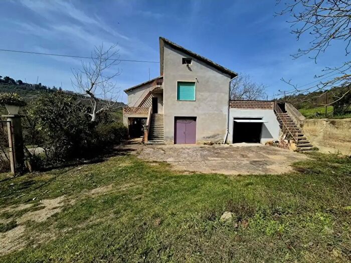 Casa con 5 locali in vendita in Loreto Aprutino