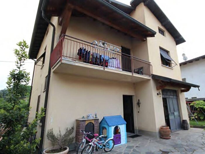 Casa trilocale in vendita in Via Giuseppe Garibaldi, Fenegrò
