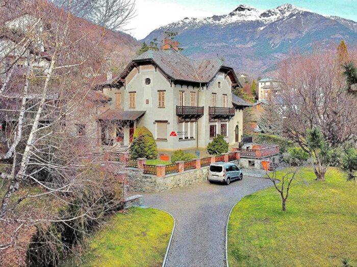 Casa con 6 locali in vendita in Via a Petigat Abbè, Aosta