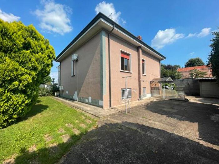 Casa trilocale in vendita in Via Martiri della Resistenza, Villa Cortese