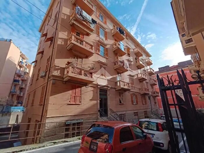 Appartamento trilocale in vendita in Via Giuseppe De Notaris, Genova