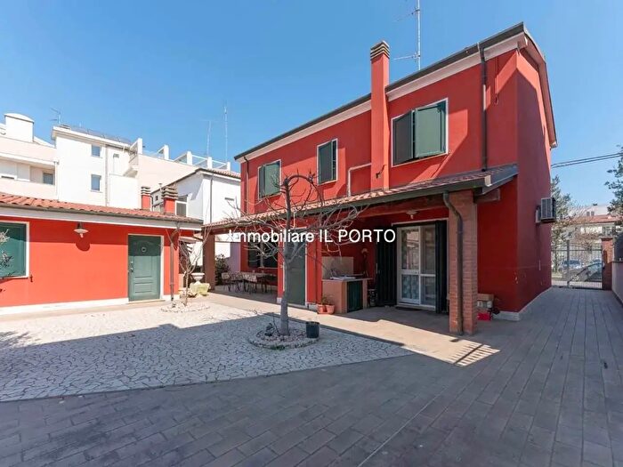 Casa con 12 locali in vendita in Via Ugo Bassi, Comacchio