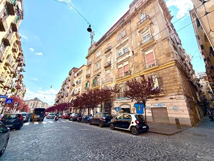 Appartamento quadrilocale in vendita in Via Carbonara, Napoli