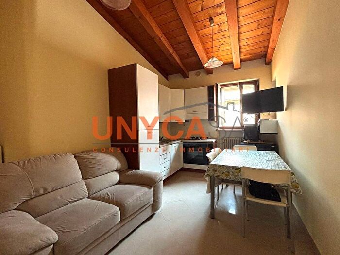 Appartamento trilocale in affitto in Vicoletto Cieco Fondachetto, Veronetta, Verona