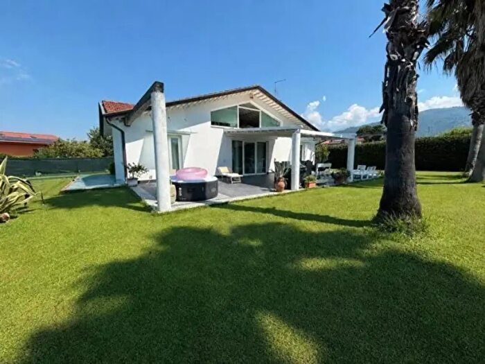 Casa con 5 locali in vendita in Via del Bozzo Sud, Massa