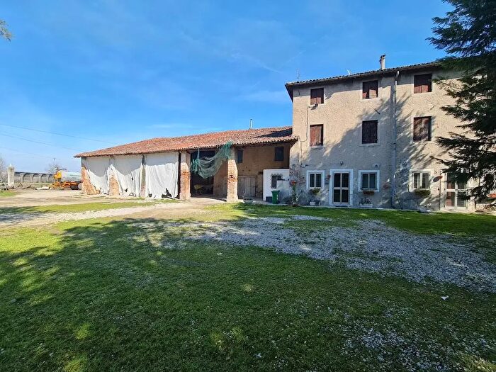 Casa con 16 locali in vendita in Via delle Salette, Nogarole Rocca