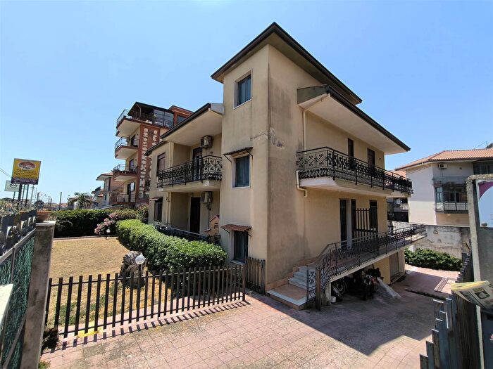 Appartamento con 5 locali in affitto in Via Gramsci Gravina di Catania, Gravina Di Catania